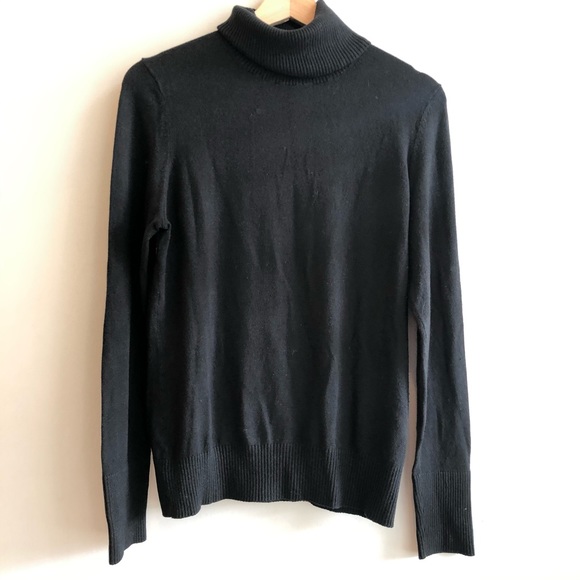 Banana Republic Sweaters - Banana Republic black turtleneck M